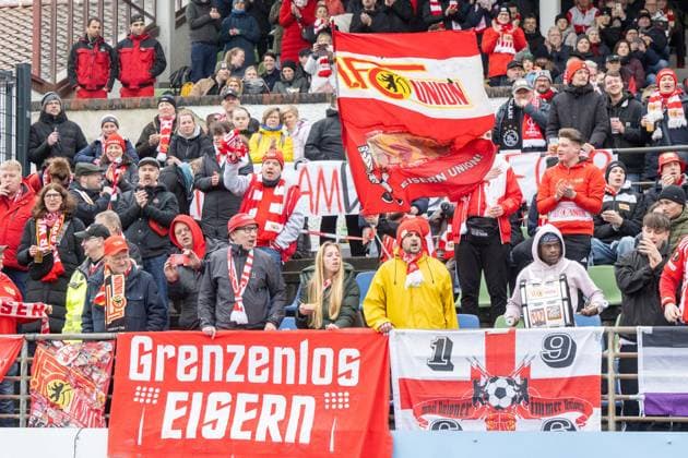 Fussball, Frauen, Saison 2023 2024, Regionalliga Nordost (15. Spieltag), FC Viktoria 1889 Berlin - 1. FC Union Berlin, Gästeblock, Fans von Union, 24.03. 2024, Copyright: xMatthiasxKochx