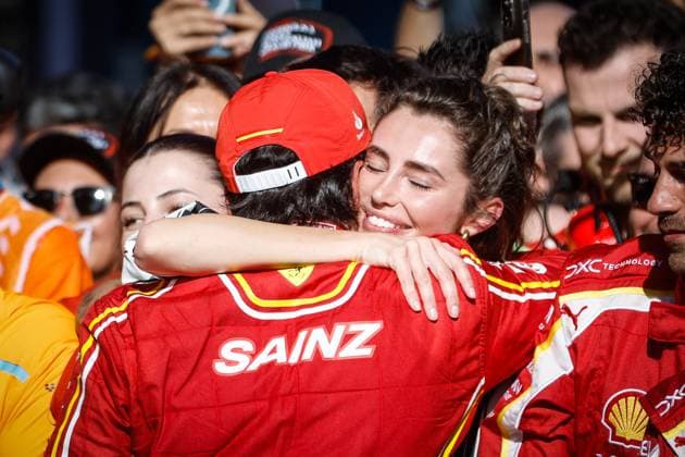 Sport Bilder des Tages March 24, 2024, Melbourne, Victoria, Australia: MELBOURNE, AUSTRALIA - MARCH 24: Carlos Sainz of Spain and Scuderia Ferrari embraces after winning the 2024 Australian Grand Prix at Albert Park in Melbourne, Australia Melbourne Australia - ZUMAp121 20240324_zsp_p121_141 Copyright: xChrisxPutnamx