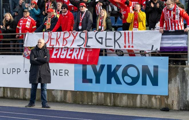 Fussball, Frauen, Saison 2023 2024, Regionalliga Nordost (15. Spieltag), FC Viktoria 1889 Berlin - 1. FC Union Berlin, Gästeblock, Fans und Präsident Dirk Zingler (1. FC Union), Jubel nach dem Abpfiff, 24.03. 2024, Copyright: xMatthiasxKochx