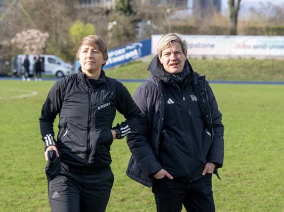 Fussball, Frauen, Saison 2023 2024, Regionalliga Nordost (15. Spieltag), FC Viktoria 1889 Berlin - 1. FC Union Berlin, v. l. Trainerin Ailien Poese (1. Frauen 1. FC Union), Jennifer Zietz (Sportliche Leiterin Frauen- und Mädchenabteilung 1. FC Union Berlin), 24.03. 2024, Copyright: xMatthiasxKochx