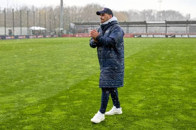 24.03.2024, GER, Frauenfußball, BL, 2023 2024, RB Leipzig - MSV Duisburg Saban Uzun (Cheftrainer RB Leipzig), im strömenden Regen, nach Abpfiff, geht zu den Fans Leipzig Trainingszentrum der Roten Bulle Sachsen Deutschland