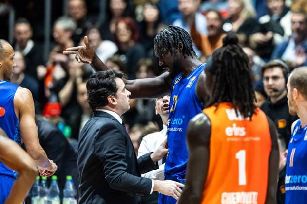 Sport Bilder des Tages easyCredit Basketball Bundesliga, BBL, Saison 2023 2024, Herren. 24.03.2024, Niners Chemnitz - Alba Berlin, Khalifa Koumadje (Alba Berlin, No21) ist nicht mit der Schiedsrichterentscheidung zufrieden und diskutiert mit Israel Gonzalez (Head Coach), Alba Berlin Copyright. Alexander Trienitz.