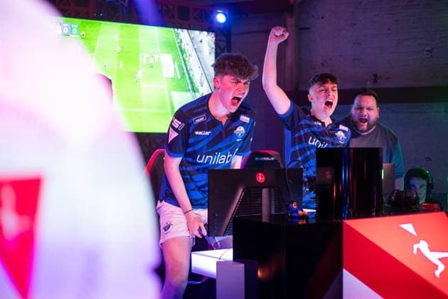 Virtual Bundesliga Club Championship by WOW: Finale; 24.03.2024 Jonas Wirth (Jonny, SC Paderborn 07), Jamie Bartel (Chaser, SC Paderborn 07) im Jubel Virtual Bundesliga Club Championship by WOW: Finale; 24.03.2024