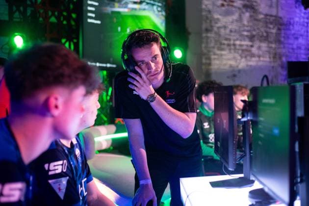 Virtual Bundesliga Club Championship by WOW: Finale; 24.03.2024 Virtual Bundesliga Referee im Gespräch mit den eSportler Virtual Bundesliga Club Championship by WOW: Finale; 24.03.2024