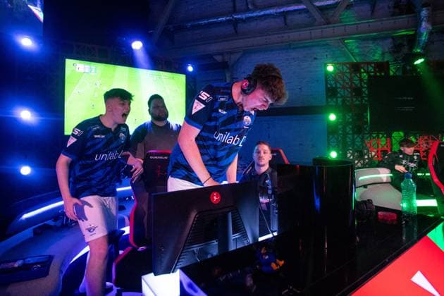 Virtual Bundesliga Club Championship by WOW: Finale; 24.03.2024 Jonas Wirth (Jonny, SC Paderborn 07), Jamie Bartel (Chaser, SC Paderborn 07) im Jubel Virtual Bundesliga Club Championship by WOW: Finale; 24.03.2024