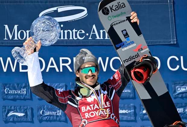 Bilder des Jahres 2024, Sport 03 März Sport Themen der Woche KW12 Sport Bilder des Tages March 24, 2024, Beaupre, Pq, Canada: Eliot Grondin of Sainte-Marie, Que. raises the Crystal Globe as the seasonöÄÃ s overall winner, Sunday, March 24, 2024 at the FIS snowboard cross world cup event in Beaupre, Que. Eliot Grondin  - ZUMAc35_ 20240324_zaf_c35_037 Copyright: xJacquesxBoissinotx