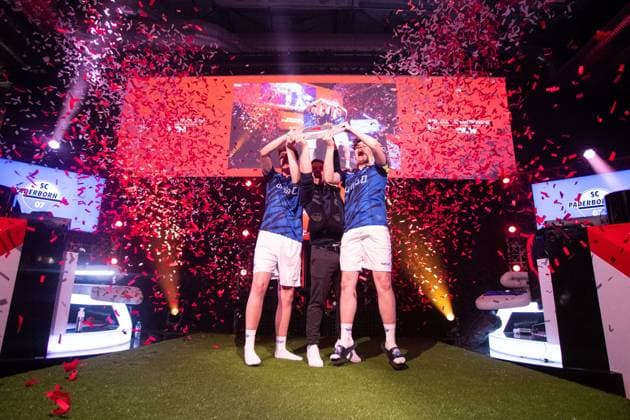Virtual Bundesliga Club Championship by WOW: Finale; 24.03.2024 Jonas Wirth (Jonny, SC Paderborn 07), Jamie Bartel (Chaser, SC Paderborn 07) im Jubel mit dem Die Meisterscheibe der Virtual Bundesliga Club Championship, Deutscher Clubmeister der Virtual Bundesliga Club Championship Virtual Bundesliga Club Championship by WOW: Finale; 24.03.2024