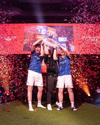 Virtual Bundesliga Club Championship by WOW: Finale; 24.03.2024 Jonas Wirth (Jonny, SC Paderborn 07), Jamie Bartel (Chaser, SC Paderborn 07) im Jubel mit dem Die Meisterscheibe der Virtual Bundesliga Club Championship, Deutscher Clubmeister der Virtual Bundesliga Club Championship Virtual Bundesliga Club Championship by WOW: Finale; 24.03.2024