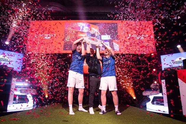 Virtual Bundesliga Club Championship by WOW: Finale; 24.03.2024 Jonas Wirth (Jonny, SC Paderborn 07), Jamie Bartel (Chaser, SC Paderborn 07) im Jubel mit dem Die Meisterscheibe der Virtual Bundesliga Club Championship, Deutscher Clubmeister der Virtual Bundesliga Club Championship Virtual Bundesliga Club Championship by WOW: Finale; 24.03.2024