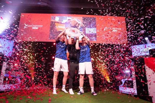 Virtual Bundesliga Club Championship by WOW: Finale; 24.03.2024 Jonas Wirth (Jonny, SC Paderborn 07), Jamie Bartel (Chaser, SC Paderborn 07) im Jubel mit dem Die Meisterscheibe der Virtual Bundesliga Club Championship, Deutscher Clubmeister der Virtual Bundesliga Club Championship Virtual Bundesliga Club Championship by WOW: Finale; 24.03.2024