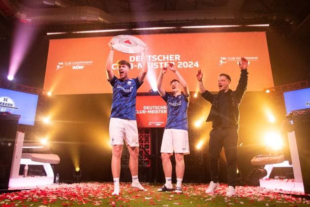 Virtual Bundesliga Club Championship by WOW: Finale; 24.03.2024 Jonas Wirth (Jonny, SC Paderborn 07), Jamie Bartel (Chaser, SC Paderborn 07) im Jubel mit dem Die Meisterscheibe der Virtual Bundesliga Club Championship, Deutscher Clubmeister der Virtual Bundesliga Club Championship Virtual Bundesliga Club Championship by WOW: Finale; 24.03.2024