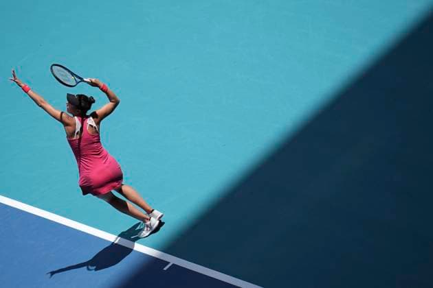 Sport Bilder des Tages March 24, 2024, Miami, Florida, USA: Oceane Dodin (France) serves against Coco Gauff (USA) during the third round of womenÃ¢â‚¬â ¢s singles at the Miami Open tennis tournament. Gauff won the match 6-4, 6-0. Miami USA - ZUMAd212 20240324_zsp_d212_039 Copyright: xRichardxDolex