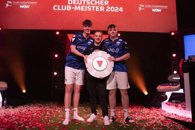 Virtual Bundesliga Club Championship by WOW: Finale; 24.03.2024 Jonas Wirth (Jonny, SC Paderborn 07), Jamie Bartel (Chaser, SC Paderborn 07), Daniel Elit (Coach_Pomes, SC Paderborn 07) im Jubel mit dem Die Meisterscheibe der Virtual Bundesliga Club Championship, Deutscher Clubmeister der Virtual Bundesliga Club Championship Virtual Bundesliga Club Championship by WOW: Finale; 24.03.2024