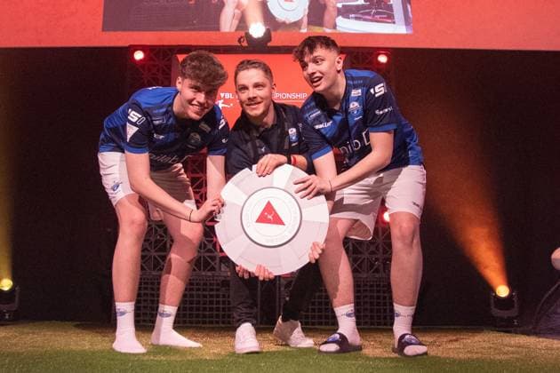 Virtual Bundesliga Club Championship by WOW: Finale; 24.03.2024 Jonas Wirth (Jonny, SC Paderborn 07), Jamie Bartel (Chaser, SC Paderborn 07), Daniel Elit (Coach_Pomes, SC Paderborn 07) im Jubel mit dem Die Meisterscheibe der Virtual Bundesliga Club Championship, Deutscher Clubmeister der Virtual Bundesliga Club Championship Virtual Bundesliga Club Championship by WOW: Finale; 24.03.2024