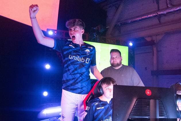 Virtual Bundesliga Club Championship by WOW: Finale; 24.03.2024 Jonas Wirth (Jonny, SC Paderborn 07), Jamie Bartel (Chaser, SC Paderborn 07) im Jubel Virtual Bundesliga Club Championship by WOW: Finale; 24.03.2024