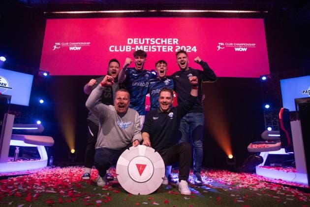 Sport Bilder des Tages Virtual Bundesliga Club Championship by WOW: Finale; 24.03.2024 Jonas Wirth (Jonny, SC Paderborn 07), Jamie Bartel (Chaser, SC Paderborn 07), Daniel Elit (Coach_Pomes, SC Paderborn 07) im Jubel mit dem Die Meisterscheibe der Virtual Bundesliga Club Championship, Deutscher Clubmeister der Virtual Bundesliga Club Championship Virtual Bundesliga Club Championship by WOW: Finale; 24.03.2024