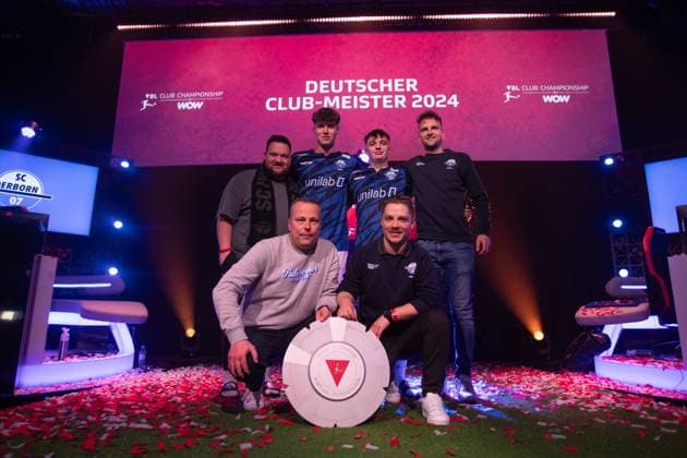 Virtual Bundesliga Club Championship by WOW: Finale; 24.03.2024 Jonas Wirth (Jonny, SC Paderborn 07), Jamie Bartel (Chaser, SC Paderborn 07), Daniel Elit (Coach_Pomes, SC Paderborn 07) im Jubel mit dem Die Meisterscheibe der Virtual Bundesliga Club Championship, Deutscher Clubmeister der Virtual Bundesliga Club Championship Virtual Bundesliga Club Championship by WOW: Finale; 24.03.2024
