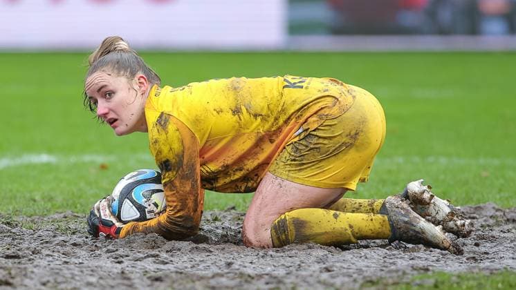 Sport Themen der Woche KW12 Sport Bilder des Tages v.li.: Laura Sieger (Torhüterin, Torwart, SV Meppen, 1) am Ball, Freisteller, Einzelbild, Ganzkörper, Aktion, Action, Spielszene, DIE DFB-RICHTLINIEN UNTERSAGEN JEGLICHE NUTZUNG VON FOTOS ALS SEQUENZBILDER UND ODER VIDEOÄHNLICHE FOTOSTRECKEN. DFB REGULATIONS PROHIBIT ANY USE OF PHOTOGRAPHS AS IMAGE SEQUENCES AND OR QUASI-VIDEO., 24.03.2024, Meppen (Deutschland), Fussball, 2. Frauen-Bundesliga, SV Meppen - Hamburger SV *** from left Laura Sieger goalkeeper, goalkeeper, SV Meppen, 1 on the ball, cropped image, single image, full body, action, action, match scene, THE DFB REGULATIONS PROHIBIT ANY USE OF PHOTOGRAPHS AS IMAGE SEQUENCES AND OR QUASI VIDEO , 24 03 2024, Meppen Germany , Football, 2 Womens Bundesliga, SV Meppen Hamburger SV xobx