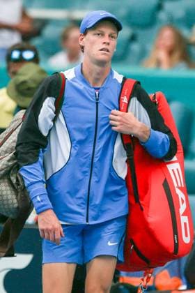 March 24, 2024, Miami Gardens, Florida, USA: Jannick Sinner (ITA) walks off the court during a rain delay during the third round of men s singles at the 2024 Miami Open presented by Itau at Hard Rock Stadium. Miami Gardens USA - ZUMAw109 20240324_fap_w109_041 Copyright: xDebbyxWongx