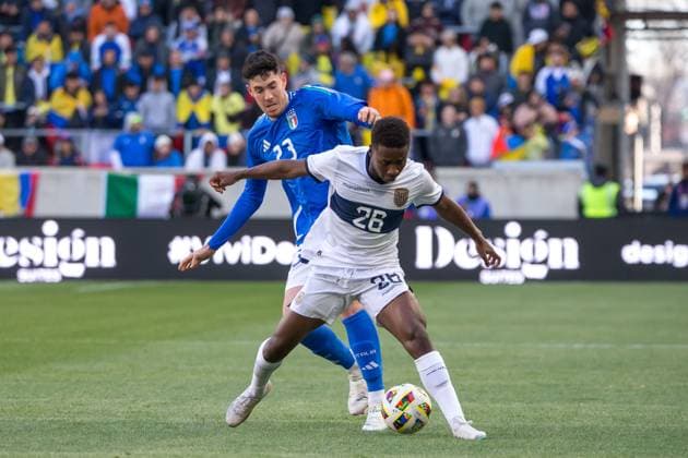 March 24, 2024, Harrison, Nj, United States: Alessandro Bastoni of Italy and Alan Minda of Ecuador in an International Friendly, Länderspiel, Nationalmannschaft match at the Red Bull Arena in the city of Harrison in New Jersey in the United States this Sunday, 24th. Harrison United States - ZUMAv122 20240324_aap_v122_023 Copyright: xWilliamxVolcovx