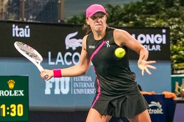 March 24, 2024, Miami Gardens, Florida, USA: Iga Swiatek (POL) returns a shot to Linda Noskova (CZE) during the third round of women s singles at the 2024 Miami Open presented by Itau at Hard Rock Stadium. Miami Gardens USA - ZUMAw109 20240324_fap_w109_074 Copyright: xDebbyxWongx