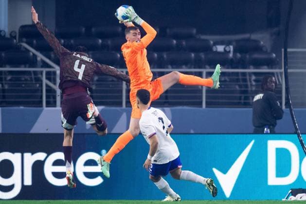RECORD DATE NOT STATED CONCACAF NATIONS LEAGUE 2023-2024 Mexico vs United States - Final Edson Alvarez (L) of Mexico jumps for the ball with Matt Turner (R) of United States during the Final match between Mexico (Mexican national team, Nationalteam and United States as part of the 2024 Concacaf Nations League, at AT-T Stadium, Arlington, Texas, on March 24, 2024. ARLINGTON TEXAS UNITED STATES  Copyright: xJosexLuisxMelgarejox 20240324194712_CNL_24_FINAL_MEX_USA_TURNER199