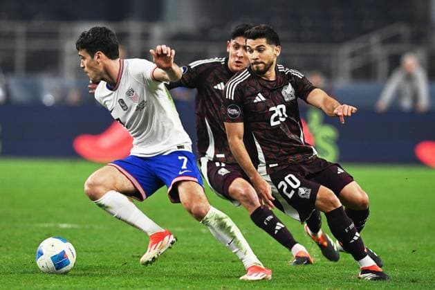 RECORD DATE NOT STATED CONCACAF NATIONS LEAGUE 2023-2024 Mexico vs United States - Final Giovanni Reyna (L) of United States fights for the ball with Henry Martin of Mexico during the Final match between Mexico (Mexican national team, Nationalteam and United States as part of the 2024 Concacaf Nations League, at AT-T Stadium, Arlington, Texas, on March 24, 2024. ARLINGTON TEXAS UNITED STATES  Copyright: xDavidxLeahx 20240324210004_CNL_24_FINAL_MEX_USA_REYNA317