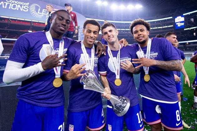 RECORD DATE NOT STATED CONCACAF NATIONS LEAGUE 2023-2024 Mexico vs United States - Final Tim Weah, Tyler Adams, Christian Pulisic, Weston Mckennie of the United States lifts the Concacaf Nations League Trophy as he celebrates during the Final match between Mexico (Mexican national team, Nationalteam and United States as part of the 2024 Concacaf Nations League, at AT-T Stadium, Arlington, Texas, on March 24, 2024. ARLINGTON TEXAS UNITED STATES  Copyright: xJosexLuisxMelgarejox 20240324214413_CNL_24_FINAL_CHAMP_PULISIC372