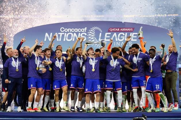 RECORD DATE NOT STATED CONCACAF NATIONS LEAGUE 2023-2024 Mexico vs United States - Final Tyler Adams, Christian Pulisic, Weston Mckennie of the United States lifts the Concacaf Nations League Trophy as he celebrates during the Final match between Mexico (Mexican national team, Nationalteam and United States as part of the 2024 Concacaf Nations League, at AT-T Stadium, Arlington, Texas, on March 24, 2024. ARLINGTON TEXAS UNITED STATES  Copyright: xJorgexMartinezx 20240324214651_CNL_24_FINAL_USA_CHAMPION375