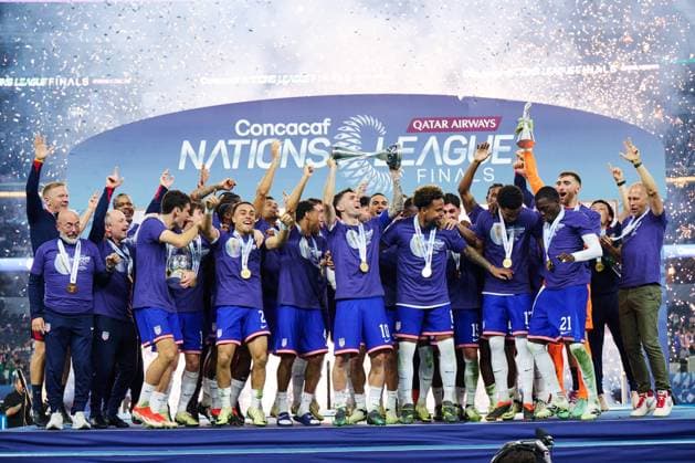 RECORD DATE NOT STATED CONCACAF NATIONS LEAGUE 2023-2024 Mexico vs United States - Final Christian Pulisic of the United States lifts the Concacaf Nations League Trophy as he celebrates during the Final match between Mexico (Mexican national team, Nationalteam and United States as part of the 2024 Concacaf Nations League, at AT-T Stadium, Arlington, Texas, on March 24, 2024. ARLINGTON TEXAS UNITED STATES  Copyright: xJorgexMartinezx 20240324213928_CNL_24_FINAL_USA_CHAMPION369
