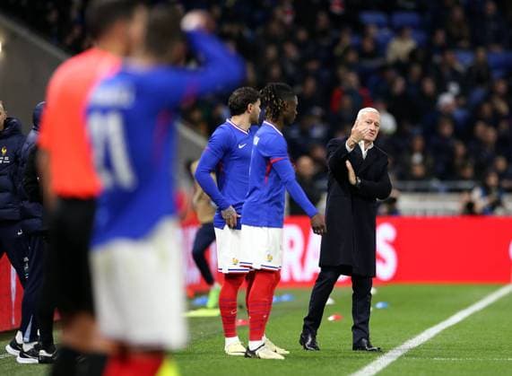 Lyon , Fußball Länderspiel Frankreich vs. Deutschland, Trainer Didier Deschamps (Frankreich) Gemäß den Vorgaben des DFB Deutscher Fußball Bund ist es untersagt, in dem Stadion und oder vom Spiel angefertigte Fotoaufnahmen in Form von Sequenzbildern und oder videoähnlichen Fotostrecken zu verwerten bzw. verwerten zu lassen.