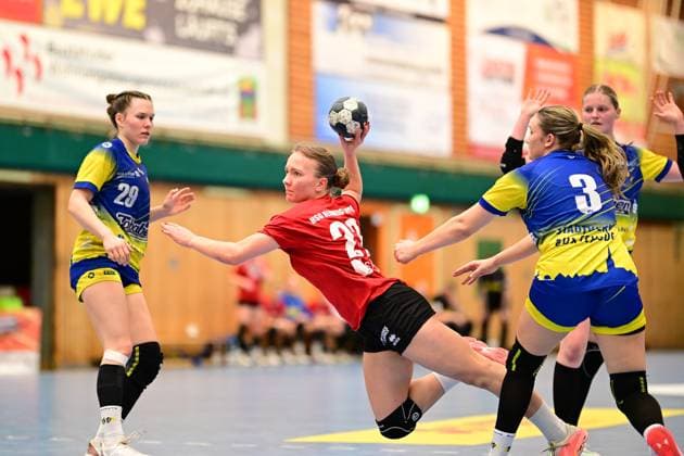 Sport Themen der Woche KW12 Sport Bilder des Tages Handball I Juniorinnen I Saison 2023-2024 I JBLH I DM Viertelfinale I Rückspiel I Buxtehuder SV - HSG Blomberg-Lippe I 24.03.2024 Wurf von Ruslana Litvinov (23, HSG Blomberg-Lippe), Lucy Saul (29, Buxtehuder SV) Merja Wohlfeil (17, Buxtehuder SV) und Anna Sophia Franz (3, Buxtehuder SV) können das nicht verhindern Buxtehude Halle Nord Niedersachsen Deutschland *** Handball I Juniors I 2023 2024 season I JBLH I DM quarter-finals I second leg I Buxtehuder SV HSG Blomberg Lippe I 24 03 2024 Throw from Ruslana Litvinov 23, HSG Blomberg Lippe , Lucy Saul 29, Buxtehuder SV Merja Wohlfeil 17, Buxtehuder SV and Anna Sophia Franz 3, Buxtehuder SV cant stop it Buxtehude Halle Nord Lower Saxony Germany Copyright: xLobeca FelixxSchlikisx