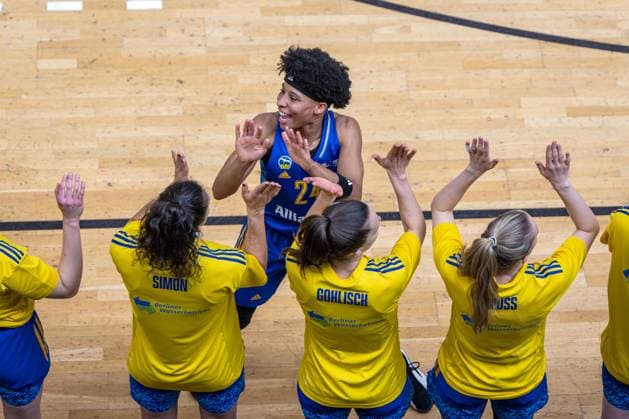 Basketball Berlin 24.03.2024 Saison 2023 2024 1. Bundesliga DBBL Play-offs Viertelfinale Spiel 2 Alba Berlin - Saarlouis Royals Deeshyra Thomas (Alba, No.24) Theresa Simon (Alba, No.03) Lena Gohlisch (Alba, No.12) Lucy Reuß (Alba, No.05) Reuss