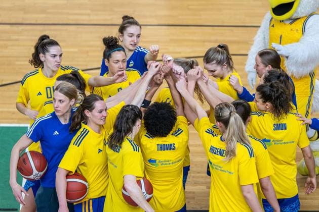 Basketball Berlin 24.03.2024 Saison 2023 2024 1. Bundesliga DBBL Play-offs Viertelfinale Spiel 2 Alba Berlin - Saarlouis Royals Team Alba Huddle