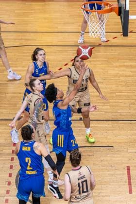 Basketball Berlin 24.03.2024 Saison 2023 2024 1. Bundesliga DBBL Play-offs Viertelfinale Spiel 2 Alba Berlin - Saarlouis Royals Deeshyra Thomas (Alba, No.24) Sylwia Bujniak (Saarlouis, No.03)