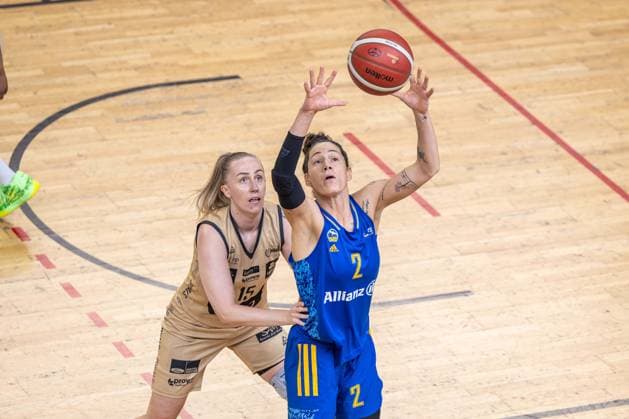 Basketball Berlin 24.03.2024 Saison 2023 2024 1. Bundesliga DBBL Play-offs Viertelfinale Spiel 2 Alba Berlin - Saarlouis Royals Stefanie Grigoleit (Alba, No.02) Monika Jasnowska (Saarlouis, No.15)