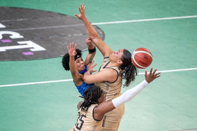 Basketball Berlin 24.03.2024 Saison 2023 2024 1. Bundesliga DBBL Play-offs Viertelfinale Spiel 2 Alba Berlin - Saarlouis Royals Deeshyra Thomas (Alba, No.24) Destiny Lynn Littleton (Saarlouis, No.11) Naomi Sarah Mbandu (Saarlouis, No.35)