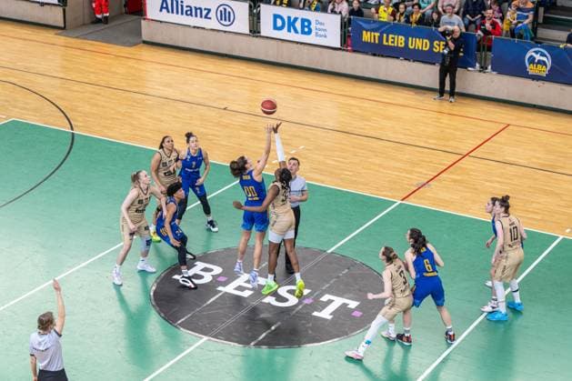 Basketball Berlin 24.03.2024 Saison 2023 2024 1. Bundesliga DBBL Play-offs Viertelfinale Spiel 2 Alba Berlin - Saarlouis Royals Tip off Maggie Mulligan (Alba, No.00) Margaret Naomi Sarah Mbandu (Saarlouis, No.35)