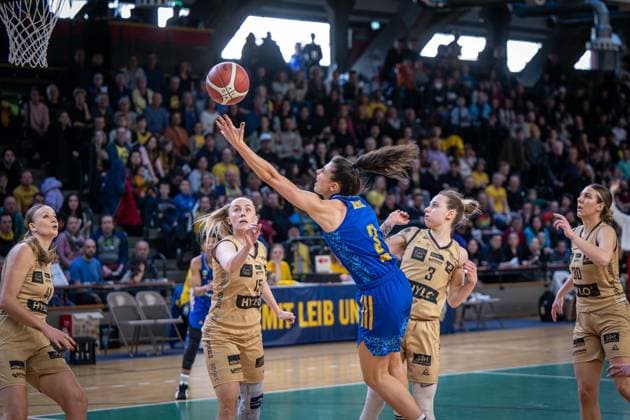 Basketball Berlin 24.03.2024 Saison 2023 2024 1. Bundesliga DBBL Play-offs Viertelfinale Spiel 2 Alba Berlin - Saarlouis Royals Theresa Simon (Alba, No.03) Sylwia Bujniak (Saarlouis, No.03) Monika Jasnowska (Saarlouis, No.15)