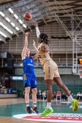 Basketball Berlin 24.03.2024 Saison 2023 2024 1. Bundesliga DBBL Play-offs Viertelfinale Spiel 2 Alba Berlin - Saarlouis Royals Tessa Stammberger (Alba, No.06) Naomi Sarah Mbandu (Saarlouis, No.35)