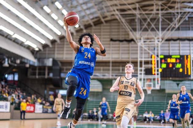 Basketball Berlin 24.03.2024 Saison 2023 2024 1. Bundesliga DBBL Play-offs Viertelfinale Spiel 2 Alba Berlin - Saarlouis Royals Deeshyra Thomas (Alba, No.24) Sanja Mandic (Saarlouis, No.10)