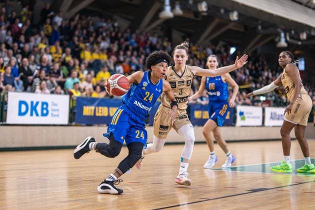 Basketball Berlin 24.03.2024 Saison 2023 2024 1. Bundesliga DBBL Play-offs Viertelfinale Spiel 2 Alba Berlin - Saarlouis Royals Deeshyra Thomas (Alba, No.24) Sylwia Bujniak (Saarlouis, No.03)