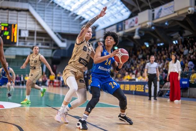 Basketball Berlin 24.03.2024 Saison 2023 2024 1. Bundesliga DBBL Play-offs Viertelfinale Spiel 2 Alba Berlin - Saarlouis Royals Deeshyra Thomas (Alba, No.24) Sylwia Bujniak (Saarlouis, No.03)
