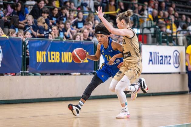 Basketball Berlin 24.03.2024 Saison 2023 2024 1. Bundesliga DBBL Play-offs Viertelfinale Spiel 2 Alba Berlin - Saarlouis Royals Deeshyra Thomas (Alba, No.24) Sylwia Bujniak (Saarlouis, No.03)