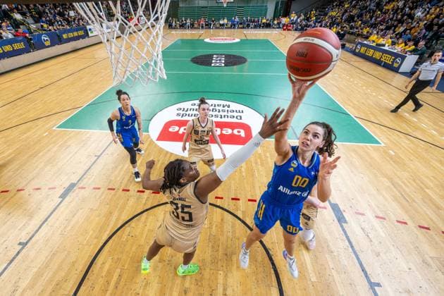 Basketball Berlin 24.03.2024 Saison 2023 2024 1. Bundesliga DBBL Play-offs Viertelfinale Spiel 2 Alba Berlin - Saarlouis Royals Maggie Mulligan (Alba, No.00) Margaret Naomi Sarah Mbandu (Saarlouis, No.35)