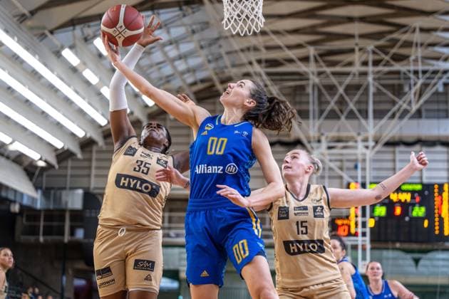 Basketball Berlin 24.03.2024 Saison 2023 2024 1. Bundesliga DBBL Play-offs Viertelfinale Spiel 2 Alba Berlin - Saarlouis Royals Maggie Mulligan (Alba, No.00) Margaret Naomi Sarah Mbandu (Saarlouis, No.35) Monika Jasnowska (Saarlouis, No.15)