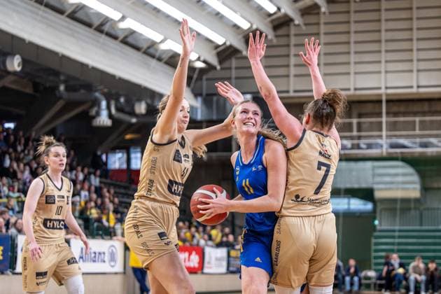 Basketball Berlin 24.03.2024 Saison 2023 2024 1. Bundesliga DBBL Play-offs Viertelfinale Spiel 2 Alba Berlin - Saarlouis Royals Nina Rosemeyer (Alba, No.11) Monika Naczk (Saarlouis, No.07) Milena Marjanovic (Saarlouis, No.41)
