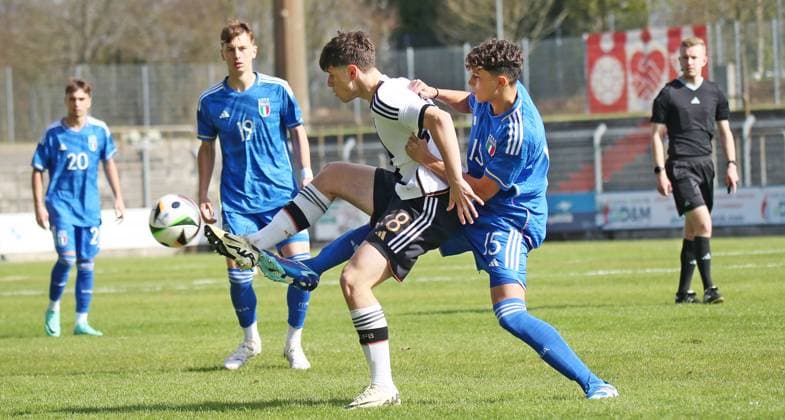 25.03.2024, xmohx, Fussball Länderspiel U16, Deutschland U16 - Italien u16 emspor, v.l. David Creta (Deutschland), Lorenzo Calvani (Italien) (DFL DFB REGULATIONS PROHIBIT ANY USE OF PHOTOGRAPHS as IMAGE SEQUENCES and or QUASI-VIDEO) Pirmasens