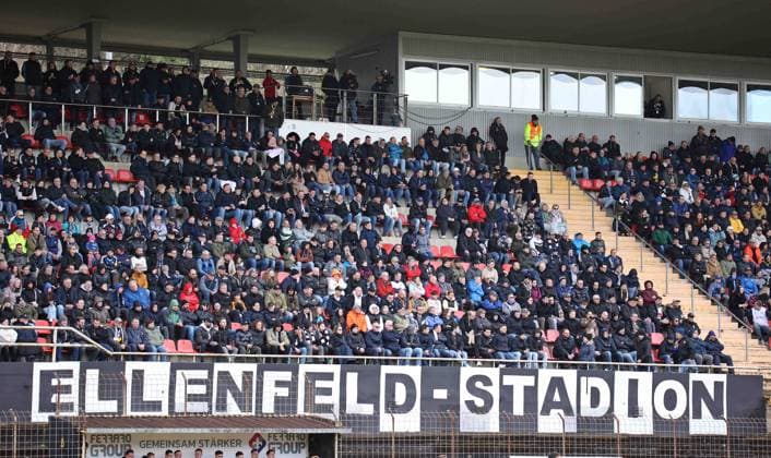 23.03.2024, Fussball, Herren, Sparkassen-Pokal Saarland, Achtelfinale, Saison 2023 2024, VfB Borussia Neunkirchen - 1. FC Saarbrücken, Zuschauer verfolgen von der Tribüne aus das Pokalspiel zwischen Borussia Neunkirchen und dem 1. FC Saarbrücken am 23. März 2024, Ellenfeldstadion, Schriftzug Neunkirchen Ellenfeldstadion Saarland Deutschland (DE)