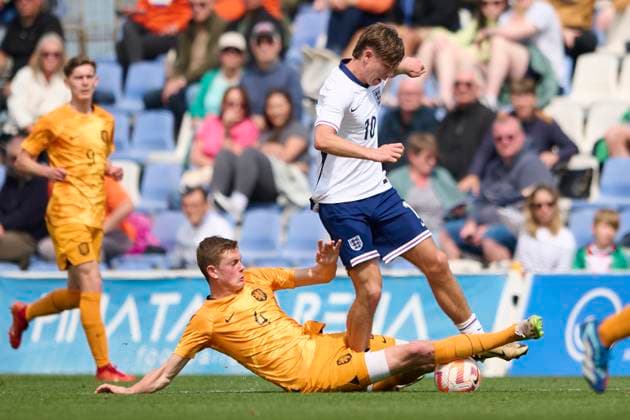 International Mens U18 Friendly Match, England U18 and Netherlands U18 MURCIA, SPAIN - MARCH 25: Dies Janse of Netherlands U18 and Ajax competes for the ball with Tyler Dibling of England U18 and Southampton during the International Mens U18 Friendly match between England U18 and Netherlands U18 at Pintar Arena Stadium, on March 25, 2024 in San Pedro del Pinatar, Murcia, Spain. (Photo By Francisco Macia Photo Players Images) San Pedro del Pintar Pinatar Arena Murcia Spain Copyright: xFranciscoxMacia PhotoxPlayersxImagesx